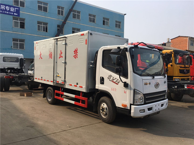 東風途逸危險品廂式運輸車 專業(yè)可靠的雜項危險物品運輸解決方案